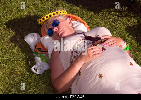 Festival Goer ein Nickerchen auf der Weyfest 2015-Musik-Festival, ländlichen Life Centre Tilford, Farnham, Surrey, UK. Stockfoto