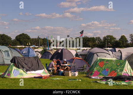 Temporäre Campingplatz für Besucher die Teilnahme an der 3-tägigen Wayfest Music Festival 2015, Rural Life Centre, Tilford, Farnham, Surrey, Großbritannien. Stockfoto