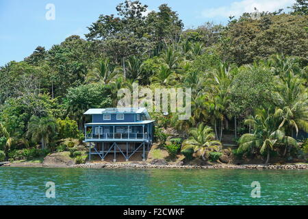 Direkt am Meer zu Hause an der tropischen Küste mit üppiger Vegetation, betrachtet aus dem Meer, Panama, Mittelamerika Stockfoto