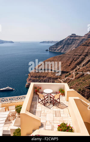 Romantische Terrasse mit Tisch und Stühlen für zwei auf der griechischen Insel Santorin. Stockfoto