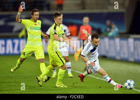 Ghelamco Arena, Gent, Belgien. 16. Sep, 2015. Champions League Fußball. KAA Gent vs. Lyon. Mathieu Valbuena (Ol) geht es um die Außenseite des Brecht Dejaegere (Gant) und Thomas Foket (Gant) Credit: Action Plus Sport/Alamy Live News Stockfoto