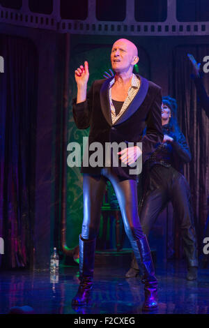 London, UK. 15. September 2015. Richard O'Brien den Zeitsprung auf der Bühne zu tun. Die Rocky Horror Show, geschrieben und starring Richard O'Brien, kehrt in die West End für eine Kleinserie im Playhouse Theatre von 11. September 2015. Die Rocky Horror Show Gala-Vorstellung am 17. September wird in ganz Großbritannien und Europa live ins Kino übertragen. Mit Richard O'Brien als Erzähler, David Bedella als Frank'n'Furter, Ben Forster als Brad, Haley Flaherty als Janet und Dominic Andersen als Rocky. Foto: Bettina Strenske Stockfoto