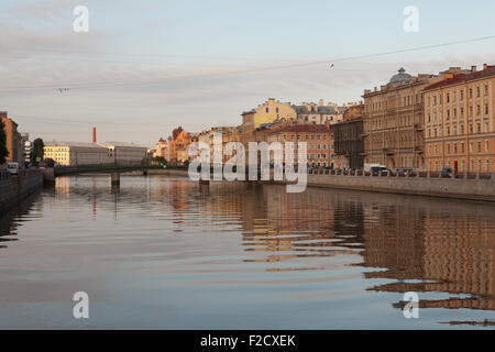 Krasnoarmeysky Brücke in St. Petersburg, Russland, überträgt der Fontanka Lermontov Avenue. Stockfoto