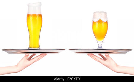 Kellnerinnen mit Tablett mit helles Bier Isoalted auf weißem Hintergrund Stockfoto