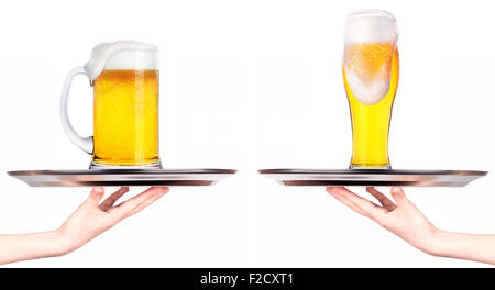 Kellnerinnen mit Tablett mit helles Bier Isoalted auf weißem Hintergrund Stockfoto