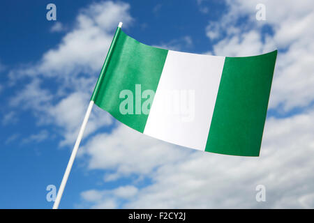 Nigeria Flagge vor einem blauen Himmel Stockfoto