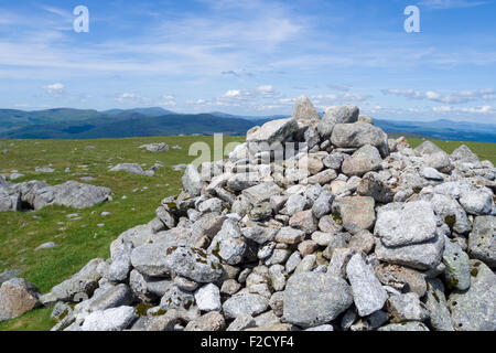 Cairn auf dem Gipfel des Cairnsmore der Flotte, Dumfries and Galloway, Schottland, Großbritannien im Sommer Stockfoto