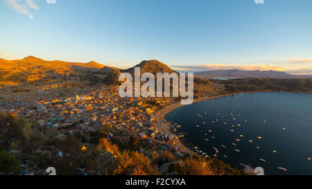 Panoramablick auf Bucht von Copacabana am Titicaca-See vom Gipfel des Monte Calvario (3966 m), unter den wichtigsten Reise-de Stockfoto