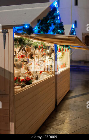 Artikel für den Verkauf an einen traditionellen europäischen Weihnachtsmarkt am 24. Dezember 2014 in Vilnius, Litauen Stockfoto