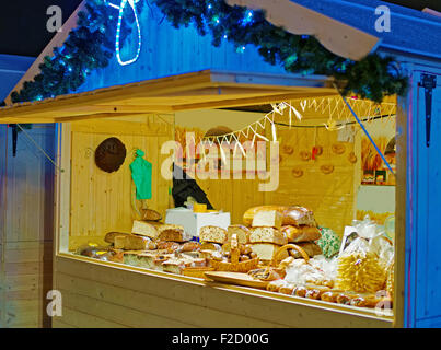 Beleuchtete Christmas fair Kiosk mit jede Menge Köstlichkeiten der einheimischen Küche am 24. Dezember 2012 in Vilnius, Litauen Stockfoto