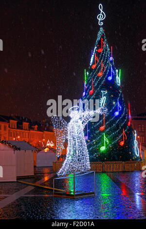 Nachtansicht der Weihnachtsbaum am Rathausplatz am 24. Dezember 2014 in Vilnius, Litauen Stockfoto
