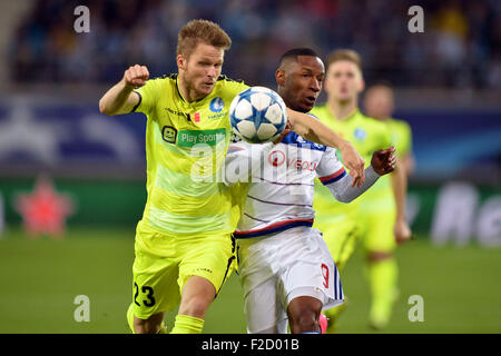 Ghelamco Arena, Gent, Belgien. 16. Sep, 2015. Champions League Fußball. KAA Gent vs. Lyon. CLAUDIO BEAUVUE (Ol) fordert Lasse Nielsen (Gant) Credit: Action Plus Sport/Alamy Live News Stockfoto