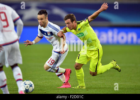 Ghelamco Arena, Gent, Belgien. 16. Sep, 2015. Champions League Fußball. KAA Gent vs. Lyon. Mathieu Valbuena (Ol) herausgefordert durch Brecht Dejaegere (Gant) Credit: Action Plus Sport/Alamy Live News Stockfoto