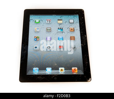Vorne eine zertrümmerte Apple Ipad 2-digital-Tablette auf weißem Hintergrund. Stockfoto