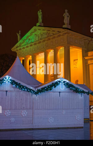 Beleuchtete Kathedrale von Vilnius und Weihnachten Markt Kiosk im Urlaub Dekoration am 24. Dezember 2014, Vilnius, Litauen Stockfoto
