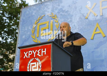 Athen, Griechenland. 16. September 2015. Golden Dawn MP (Member Of Parliament) Ilias Panagiotaros befasst sich mit der Wahlveranstaltung. Griechischen rechtsextremen Partei Goldene Morgenröte statt einer Wahlveranstaltung in Athen, vier Tage vor dem Wahltag. Die Partei will genügend Sitzplätze in der Wahl der dritten spätestens zu gewinnen Party im griechischen Parlament. Bildnachweis: Michael Debets/Alamy Live-Nachrichten Stockfoto