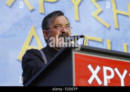 Athen, Griechenland. 16. September 2015. Golden Dawn MP (Member Of Parliament) Christos Pappas befasst sich mit der Wahlveranstaltung. Griechischen rechtsextremen Partei Goldene Morgenröte statt einer Wahlveranstaltung in Athen, vier Tage vor dem Wahltag. Die Partei will genügend Sitzplätze in der Wahl der dritten spätestens zu gewinnen Party im griechischen Parlament. Bildnachweis: Michael Debets/Alamy Live-Nachrichten Stockfoto