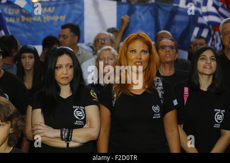 Athen, Griechenland. 16. September 2015. Golden Dawn Fans hören einer Rede an der Wahlveranstaltung in Athen griechische rechtsextremen Partei Goldene Morgenröte statt einer Wahlveranstaltung in Athen, vier Tage vor dem Wahltag. Die Partei will genügend Sitzplätze in der Wahl der dritten spätestens zu gewinnen Party im griechischen Parlament. Bildnachweis: Michael Debets/Alamy Live-Nachrichten Stockfoto