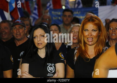 Athen, Griechenland. 16. September 2015. Golden Dawn Anhänger schreien Parolen an der Wahlveranstaltung in Athen. Griechischen rechtsextremen Partei Goldene Morgenröte statt einer Wahlveranstaltung in Athen, vier Tage vor dem Wahltag. Die Partei will genügend Sitzplätze in der Wahl der dritten spätestens zu gewinnen Party im griechischen Parlament. Bildnachweis: Michael Debets/Alamy Live-Nachrichten Stockfoto