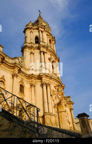 Niedrigen Winkel Ausblick auf den Duomo di San Giorgio Kathedrale Turm vor einem sonnigen blauen Himmel in Modica, südöstlichen Sizilien, Italien. Stockfoto