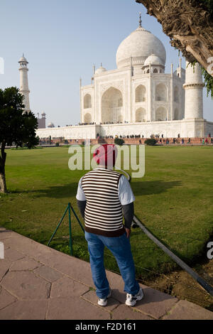 Agra, Indien - 10 Januar 2015: Ein männlicher Sikh Tourist mit Blick auf das Taj Mahal auf dem Rasen in Agra, Uttar Prad turban Stockfoto