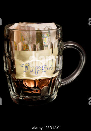 Bar-Personal Tipps in ein Pint Glas auf schwarzem Hintergrund Stockfoto