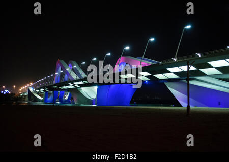 Hauptbrücke in Abu Dhabi, Emirate in der Nacht Stockfoto