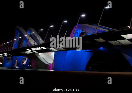 Hauptbrücke in Abu Dhabi, Emirate in der Nacht Stockfoto