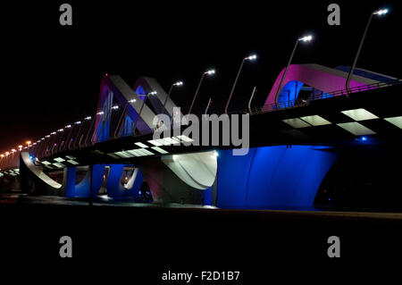 Hauptbrücke in Abu Dhabi, Emirate in der Nacht Stockfoto