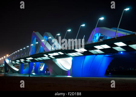 Hauptbrücke in Abu Dhabi, Emirate in der Nacht Stockfoto