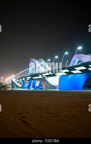 Hauptbrücke in Abu Dhabi, Emirate in der Nacht Stockfoto