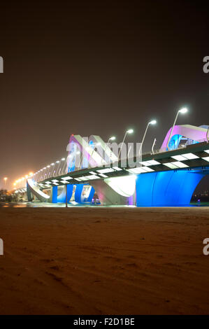 Hauptbrücke in Abu Dhabi, Emirate in der Nacht Stockfoto