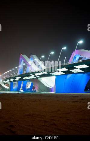 Hauptbrücke in Abu Dhabi, Emirate in der Nacht Stockfoto