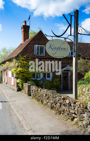 Kinghams Restaurant im Dorf Shere in den Hügeln von Surrey, UK Stockfoto