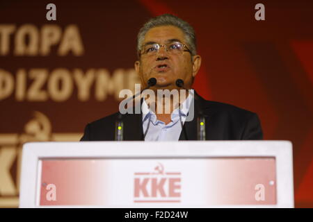 Athen, Griechenland. 16. September 2015. Dimitris Koutsoumpas, Generalsekretärin der KKE, befasst sich mit der Wahlveranstaltung in Athen. Tausende von Menschen besuchten die Wahlveranstaltung der KKE (kommunistische Partei Griechenlands) in Athen Syntagma-Platz. Es ist General Secretary, Dimitris Koutsoumpas, war der Hauptredner bei der Rallye. Stockfoto