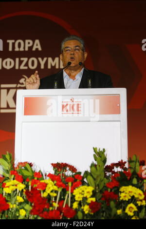 Athen, Griechenland. 16. September 2015. Dimitris Koutsoumpas, Generalsekretärin der KKE, befasst sich mit der Wahlveranstaltung in Athen. Tausende von Menschen besuchten die Wahlveranstaltung der KKE (kommunistische Partei Griechenlands) in Athen Syntagma-Platz. Es ist General Secretary, Dimitris Koutsoumpas, war der Hauptredner bei der Rallye. Stockfoto