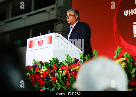 Athen, Griechenland. 16. September 2015. Dimitris Koutsoumpas, Generalsekretärin der KKE, befasst sich mit der Wahlveranstaltung in Athen. Tausende von Menschen besuchten die Wahlveranstaltung der KKE (kommunistische Partei Griechenlands) in Athen Syntagma-Platz. Es ist General Secretary, Dimitris Koutsoumpas, war der Hauptredner bei der Rallye. Stockfoto