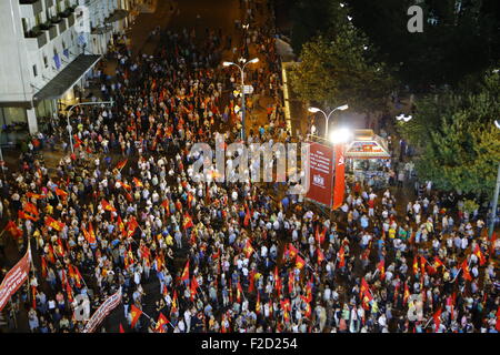 Athen, Griechenland. 16. September 2015. Tausende von Menschen sind die Wahlveranstaltung von der KKE nach Athen Syntagma-Platz gekommen. Tausende von Menschen besuchten die Wahlveranstaltung der KKE (kommunistische Partei Griechenlands) in Athen Syntagma-Platz. Es ist General Secretary, Dimitris Koutsoumpas, war der Hauptredner bei der Rallye. Stockfoto