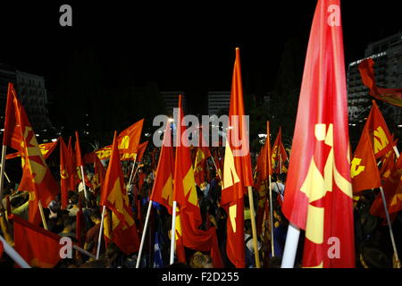 Athen, Griechenland. 16. September 2015. KKE Fans zuwinken KKE Flaggen der Wahlveranstaltung in Athen. Tausende von Menschen besuchten die Wahlveranstaltung der KKE (kommunistische Partei Griechenlands) in Athen Syntagma-Platz. Es ist General Secretary, Dimitris Koutsoumpas, war der Hauptredner bei der Rallye. Stockfoto