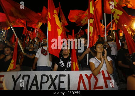 Athen, Griechenland. 16. September 2015. KKE Fans zuwinken KKE Flaggen der Wahlveranstaltung in Athen. Tausende von Menschen besuchten die Wahlveranstaltung der KKE (kommunistische Partei Griechenlands) in Athen Syntagma-Platz. Es ist General Secretary, Dimitris Koutsoumpas, war der Hauptredner bei der Rallye. Stockfoto