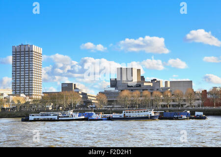 Blick über die Themse, das Royal National Theatre, South Bank, London, England, UK Stockfoto