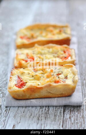 Mini-Kuchen mit Hühnerfleisch und Tomaten Stockfoto