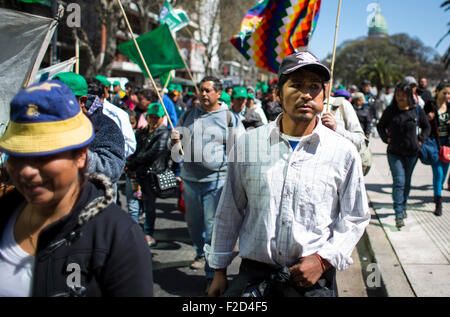 Buenos Aires, Argentinien. 16. Sep, 2015. Menschen nehmen Teil an einer Demonstration vor dem Nationalkongress Sitz in der Stadt Buenos Aires, Argentinien, am 16. September 2015 statt. Familien der kleinen Landwirte, Gärtner, Blumenzüchter und Land Arbeiter demonstrierten für die Suche nach Lösung für die Probleme des Landes, nach Angaben der Organisatoren. © Martin Zabala/Xinhua/Alamy Live-Nachrichten Stockfoto