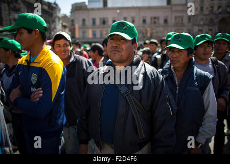 Buenos Aires, Argentinien. 16. Sep, 2015. Produzenten von Union von Land Arbeitnehmer (UTT) Volksfront Dario Santillan (FPDS) nehmen Teil an einer Demonstration vor dem Nationalkongress Sitz in der Stadt Buenos Aires, Argentinien, am 16. September 2015 statt. Familien der kleinen Landwirte, Gärtner, Blumenzüchter und Land Arbeiter demonstrierten für die Suche nach Lösung für die Probleme des Landes, nach Angaben der Organisatoren. © Martin Zabala/Xinhua/Alamy Live-Nachrichten Stockfoto