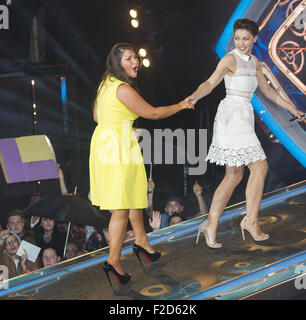 Chloe gewinnt Big Brother 2015 und verlässt das Haus nach 66 Tagen Featuring: Emma Willis, Chloe Wilburn wo: London, Vereinigtes Königreich bei: 16. Juli 2015 Stockfoto