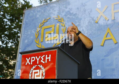 Athen, Griechenland. 16. Sep, 2015. Golden Dawn MP (Member Of Parliament) Ilias Panagiotaros befasst sich mit der Wahlveranstaltung. Griechischen rechtsextremen Partei Goldene Morgenröte statt einer Wahlveranstaltung in Athen, vier Tage vor dem Wahltag. Die Partei will genügend Sitzplätze in der Wahl der dritten spätestens zu gewinnen Party im griechischen Parlament. Bildnachweis: Michael Debets/Pacific Press/Alamy Live-Nachrichten Stockfoto