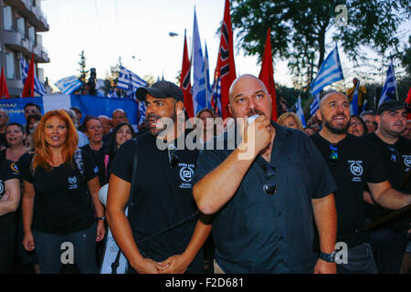 Athen, Griechenland. 16. Sep, 2015. Golden Dawn MP (Member Of Parliament) Ilias Panagiotaros (rechts) ruft Parolen an der Wahlveranstaltung durch ein Megaphon. Griechischen rechtsextremen Partei Goldene Morgenröte statt einer Wahlveranstaltung in Athen, vier Tage vor dem Wahltag. Die Partei will genügend Sitzplätze in der Wahl der dritten spätestens zu gewinnen Party im griechischen Parlament. Bildnachweis: Michael Debets/Pacific Press/Alamy Live-Nachrichten Stockfoto