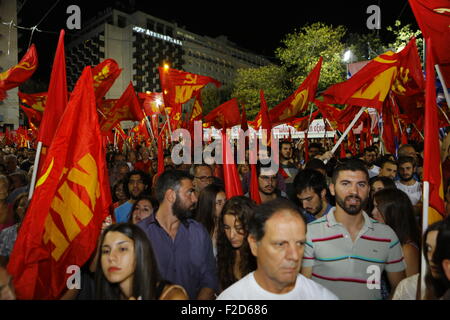 Athen, Griechenland. 16. Sep, 2015. KKE Fans zuwinken KKE Flaggen der Wahlveranstaltung in Athen. Tausende von Menschen besuchten die Wahlveranstaltung der KKE (kommunistische Partei Griechenlands) in Athen Syntagma-Platz. Es ist General Secretary, Dimitris Koutsoumpas, war der Hauptredner bei der Rallye. © Michael Debets/Pacific Press/Alamy Live-Nachrichten Stockfoto