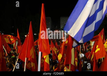 Athen, Griechenland. 16. Sep, 2015. KKE Fans zuwinken KKE Flaggen der Wahlveranstaltung in Athen. Tausende von Menschen besuchten die Wahlveranstaltung der KKE (kommunistische Partei Griechenlands) in Athen Syntagma-Platz. Es ist General Secretary, Dimitris Koutsoumpas, war der Hauptredner bei der Rallye. © Michael Debets/Pacific Press/Alamy Live-Nachrichten Stockfoto