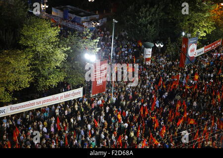 Athen, Griechenland. 16. Sep, 2015. Tausende von Menschen sind die Wahlveranstaltung von der KKE nach Athen Syntagma-Platz gekommen. Tausende von Menschen besuchten die Wahlveranstaltung der KKE (kommunistische Partei Griechenlands) in Athen Syntagma-Platz. Es ist General Secretary, Dimitris Koutsoumpas, war der Hauptredner bei der Rallye. © Michael Debets/Pacific Press/Alamy Live-Nachrichten Stockfoto